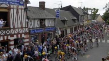 <b>FIESTA. </b>El paso del Tour sigue siendo un espectáculo y Normandía no faltó a su cita con la carrera. También se vieron banderas eslovacas en honor a Sagan.