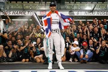 El piloto de Mercedes conquistó su segundo campeonato en Abu Dabi con Nico Rosberg como rival para el Mundial. El alemán necesitaba ganar la carrera y que Hamilton acabara dos posiciones por debajo para arrebatar el título al inglés, pero tuvo problemas de pérdida de potencia y no pudo luchar por la victoria. Lewis sumó así un nuevo Mundial. 