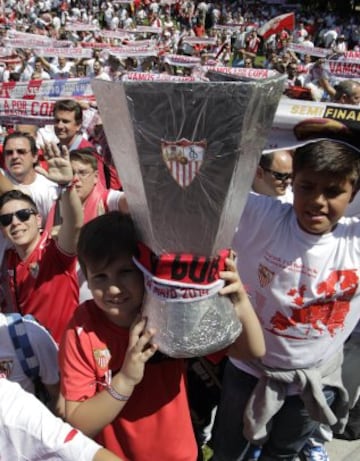 Seguidores en las calles de Turin antes del partido de la final de Europa League entre el Sevilla y Benfica. 