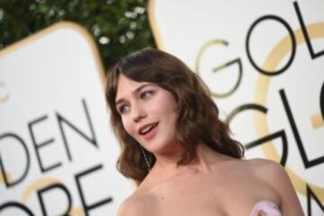 La actriz Lola Kirke lució axilas con vello.