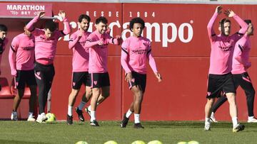 Calentamiento del Sevilla.