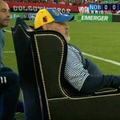 Maradona dirigió el partido... ¡sentado en un trono!