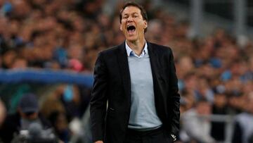 Rudi Garcia da órdenes durante el partido de Ligue 1 entre el Olympique de Lyon y el Olympique de Marsella.