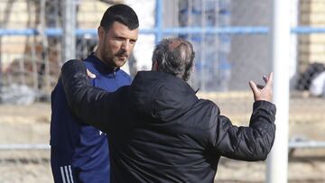 Vuckic habla con JIM en un entrenamiento.