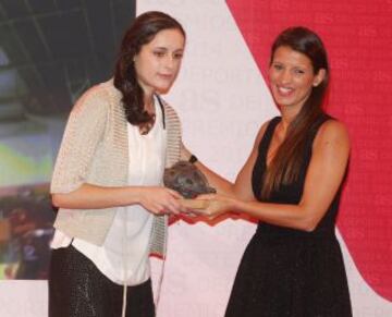 Premios AS 2014. Blanca Ponzano de Tag Hauer, entreg¨® el Premio As del Deporte a la jugadora de baloncesto ?ngela Salvadores.