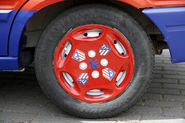 Luis Miguel Pérez tuneó su Peugeot 309 en honor a su gran pasíon, el Atleti. En un día especial ha recorrido los 300 kilómetros que separan su pueblo, Jarandilla de la Vera en Cáceres, de Valladolid.