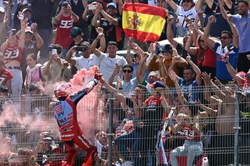 El piloto espa?ol se ha mostrado euf¨®rico en su celebraci¨®n con el p¨²blico en Jerez.