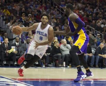 Jahlil Okafor y Roy Hibbert.