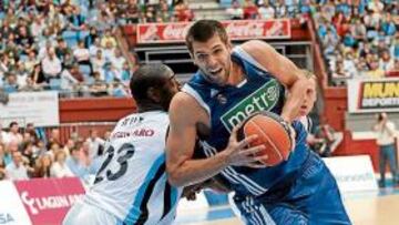 <b>NADIE PUDO CON ÉL. </b>Felipe Reyes supera la defensa de Lou Roe.