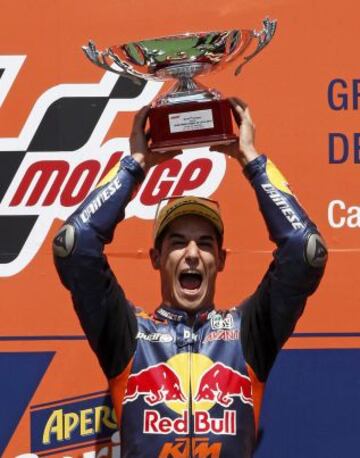 Luis Salom celebra en el podio su victoria en la carrera de Moto3 en Montmeló.