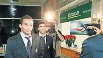 <b>ILUSIÓN. </b>Gago, seguido de Marcelo y Reyes. Algo más retrasado Higuaín. Los refuerzos llegaron a Coruña con la esperanza de debutar.