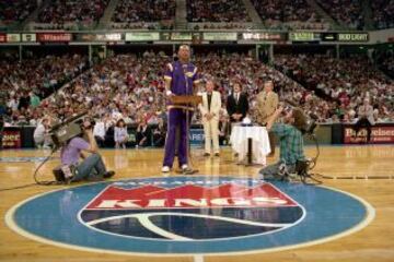 Tras anunciar que se retiraría al final de la 88-89, fue homenajeado en cada cancha que visitó esa temporada. Aquí, en Sacramento.