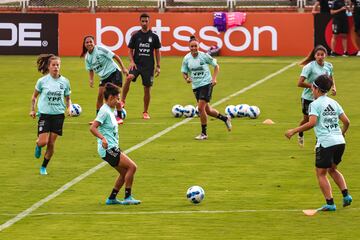 La Selección Argentina realizó su primer y único entrenamiento en Bucaramanga antes de disputar las semifinales de la Copa América Femenina ante Colombia en el estadio Alfonso López.