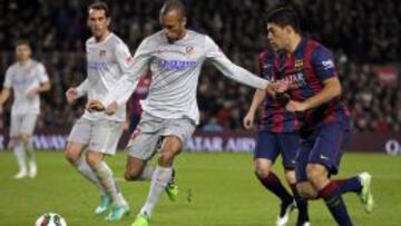 Miranda controla el balón ante Suárez.