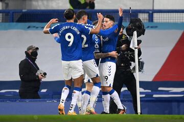 James Rodríguez abrió el marcador en el empate 1-1 entre Everton y Leicester con un remate de media distancia con su pierna derecha.