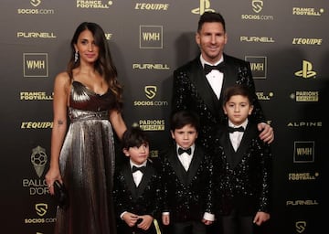 Soccer Football - The Ballon d'Or Awards - Theatre du Chatelet, Paris, France - November 29, 2021 Paris St Germain's Lionel Messi with his wife Antonella Roccuzzo and their sons before the awards REUTERS/Benoit Tessier