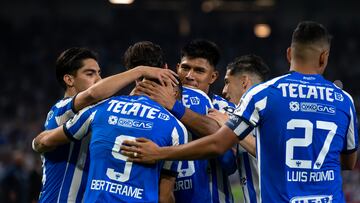 AME8113. MONTERREY (MÉXICO), 10/02/2024.- Los jugadores de Monterrey celebran un gol ante Pachuca hoy, durante un partido correspondiente a la jornada 6 del Torneo Clausura 2024 en el estadio BBVA, en Monterrey (México). EFE/Miguel Sierra
