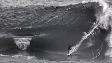 Un surfista surfea una ola gigante en Deadmans (S&iacute;dney, Australia) justo antes de llegar al escal&oacute;n de la muerte, el 2 de abril del 2022. 