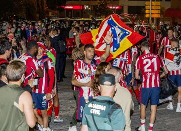 Seguidores y jugadores del Atltico celebran LaLiga