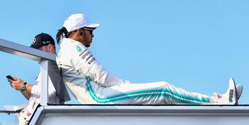 Lewis Hamilton descansando antes del inicio de la carrera en el Gran Premio de Abu Dhabi. 
