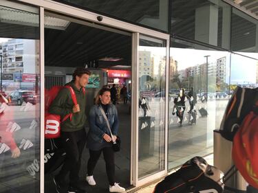 Pablo Carre?o sale del aeropuerto de Valencia.