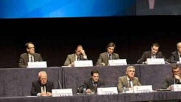 <b>EL CONSEJO. </b>Los accionistas que componen el Consejo, el pasado lunes, en la Junta General de Accionistas, que se celebró en el Auditori de Cornellà de Llobregat.