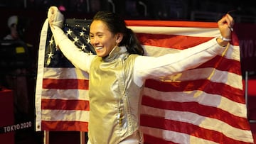 Lee Kiefer de los Estados Unidos celebra ganar la competencia final de florete individual femenino contra Inna Deriglazova del Comit&eacute; Ol&iacute;mpico Ruso en los Juegos Ol&iacute;mpicos de Verano de 2020, el domingo 25 de julio de 2021, en Chiba, Jap&oacute;n. 