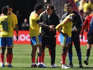 Colombia's Argentine coach Nestor Lorenzo (C) talks to his players during a friendly football match between Colombia and France at Northwest Stadium in Landover, Maryland, on March 29, 2026. (Photo by FRANCK FIFE / AFP)