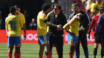 Colombia's Argentine coach Nestor Lorenzo (C) talks to his players during a friendly football match between Colombia and France at Northwest Stadium in Landover, Maryland, on March 29, 2026. (Photo by FRANCK FIFE / AFP)