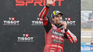 Márquez besa la medalla de ganador del esprint de Jerez.