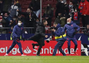 3-2. Diego Pablo Simeone celebra el gol de la victoria que Mario Hermoso anota en el minuto 92.