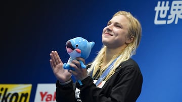 Gold medallist Lithuania's Ruta Meilutyte celebrates during the medals ceremony for the women's 50m breaststroke swimming event during the World Aquatics Championships in Fukuoka on July 30, 2023. (Photo by Fran?ois-Xavier MARIT / AFP)