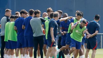 Jordi Alba y Sergio Busquets pasan por el pasillo de sus compañeros en el entrenamiento de ayer después de las despedidas de estos días.