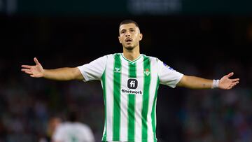 SEVILLE, SPAIN - SEPTEMBER 02: Guido Rodriguez of Real Betis reacts during the LaLiga EA Sports match between Real Betis and Rayo Vallecano at Estadio Benito Villamarin on September 02, 2023 in Seville, Spain. (Photo by Fran Santiago/Getty Images)