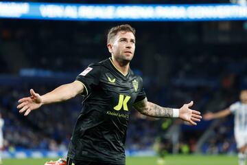 El delantero del Almería Adrián Embarba celebra un gol marcado ante la Real Sociedad.
