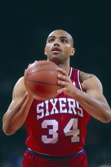 La “Five Seconds Back To The Basket Violation” es exclusiva de la NBA y apareció en 1999 con el seudónimo de Charles Barkley Rule. Se trata, básicamente, de que un jugador dentro de la zona entre la línea de tiros libres y la canasta no puede moverse de espaldas al aro con la bola durante más de cinco segundos. Fue una reacción a la forma en la que Barkley (uno de los mejores ala-pivots de todos los tiempos y uno de los mejores jugadores sin anillo de campeón) perfeccionó el arte de aprovechar su físico para postear. El Gordo, un jugador de enorme fuerza y muchísimo talento, ganaba la posición, daba la espalda al defensor y empezaba a moverse, empujando a su rival con el cuerpo y ganando poco a poco centímetros hacia la canasta. Cuando empezó a hacerlo en cada posesión generó ataques tediosos y repetitivos, especialmente cuando otros rivales pasaron a imitar esa forma de crear situaciones de anotación fáciles. La respuesta de la NBA fue castigarlo con la pérdida de la posesión. 