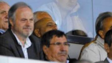 atento. Mourinho, ayer en el Di Stéfano.