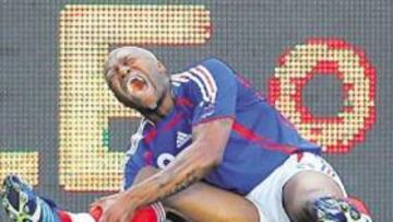 <b>CISSÉ SE PARTIÓ LA PIERNA DERECHA.</b> La jugada se produjo en el minuto 12 de encuentro. Una acción en la que Cissé conducía el balón por la banda derecha junto a Zhi Zheng y tras la cual el futbolista del Liverpool se fracturó la pierna. Una imagen estremecedora y una lesión grave, la segunda en la carrera de Cissé, que le impedirá jugar el Mundial.