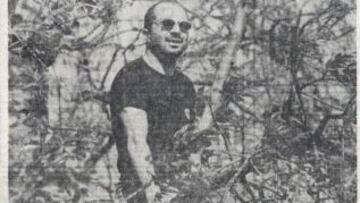 Cuando era un desconocido, dirigiendo a Alumni de las divisiones de ascenso argentino, fue expulsado de la cancha y dirigió desde arriba de un árbol.