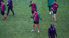 Los jugadores del Racing, entrenando bajo una fuerte granizada.