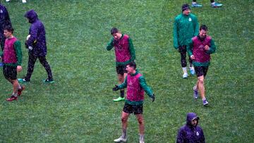 Los jugadores del Racing, entrenando bajo una fuerte granizada.