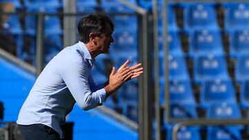 GETAFE (C.A. DE MADRID), 30/09/2023.- El técnico del Villarreal "Pacheta" espolea a sus jugadores durante el partido de la octava jornada de Liga de Primera División disputado este sábado en el Coliseum Alfonso Pérez de Getafe. EFE/Fernando Alvarado
