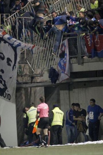 Hinchas de la U cayeron al terreno de juego. Aquel incidente derivó en la detención momentánea del partido.