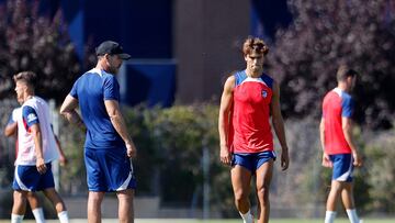 João Félix pasa serio ante Simeone, con quien no cruzó palabra ni gesto alguno, al menos de manera pública, en su regreso al Atlético.