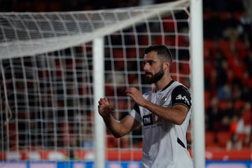 PALMA DE MALLORCA, 29/11/2024.- El centrocampista del Valencia Luis Rioja celebra el primer gol de su equipo en el partido de LaLiga entre el Mallorca y el Valencia, celebrado este viernes en el estadio de Son Moix, en Palma. EFE/CATI CLADERA
