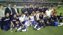 La plantilla del Málaga posa tras ganar la Intertoto de 2002