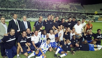 La plantilla del Málaga posa tras ganar la Intertoto de 2002