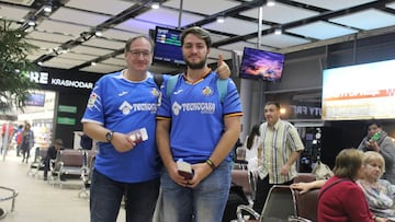 Juan Carlos y su hijo Carlos, aficionados del Getafe, en Krasnodar. 