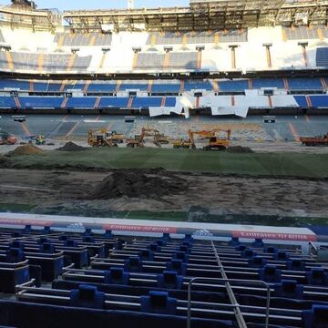 El interior del estadio del Real Madrid presenta durante estos d¨ªas un aspecto muy diferente. Escombros y maquinaria son los protagonistas ahora sobre el c¨¦sped del Bernab¨¦u. El levantamiento del c¨¦sped es ya casi total y en su lugar est¨¢n los restos que dejan las m¨¢quinas en el proceso de remodelaci¨®n.