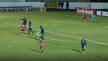 Nunca antes visto: ¡arquero regaló este gol y después quedó afuera por penales!